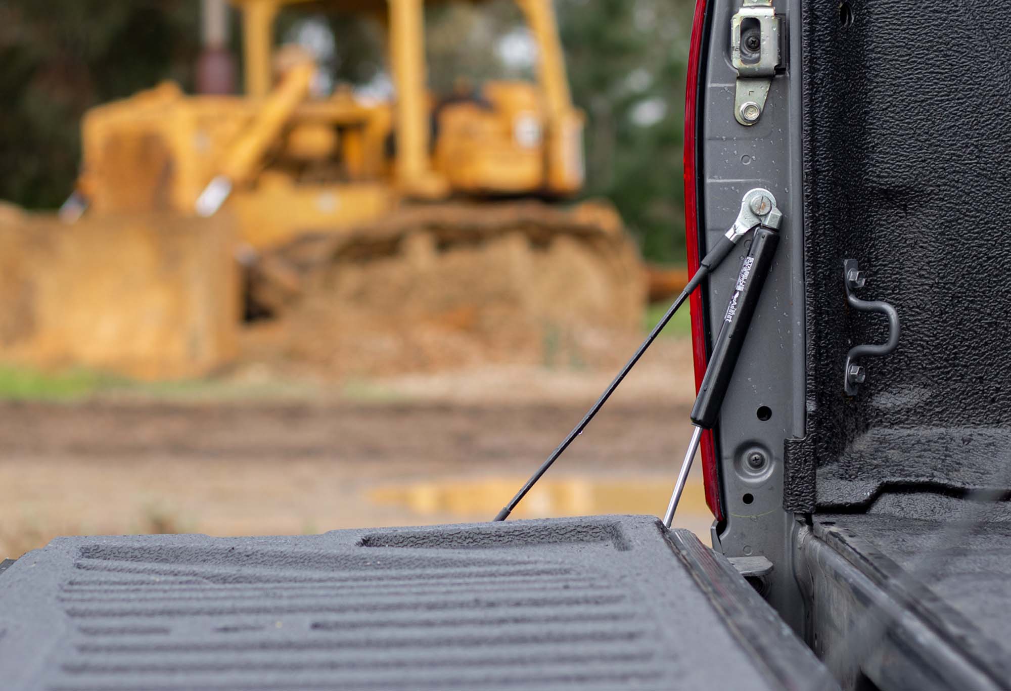 Tailgate Struts: HSP Tail Assist fitted to the tailgate for controlled opening