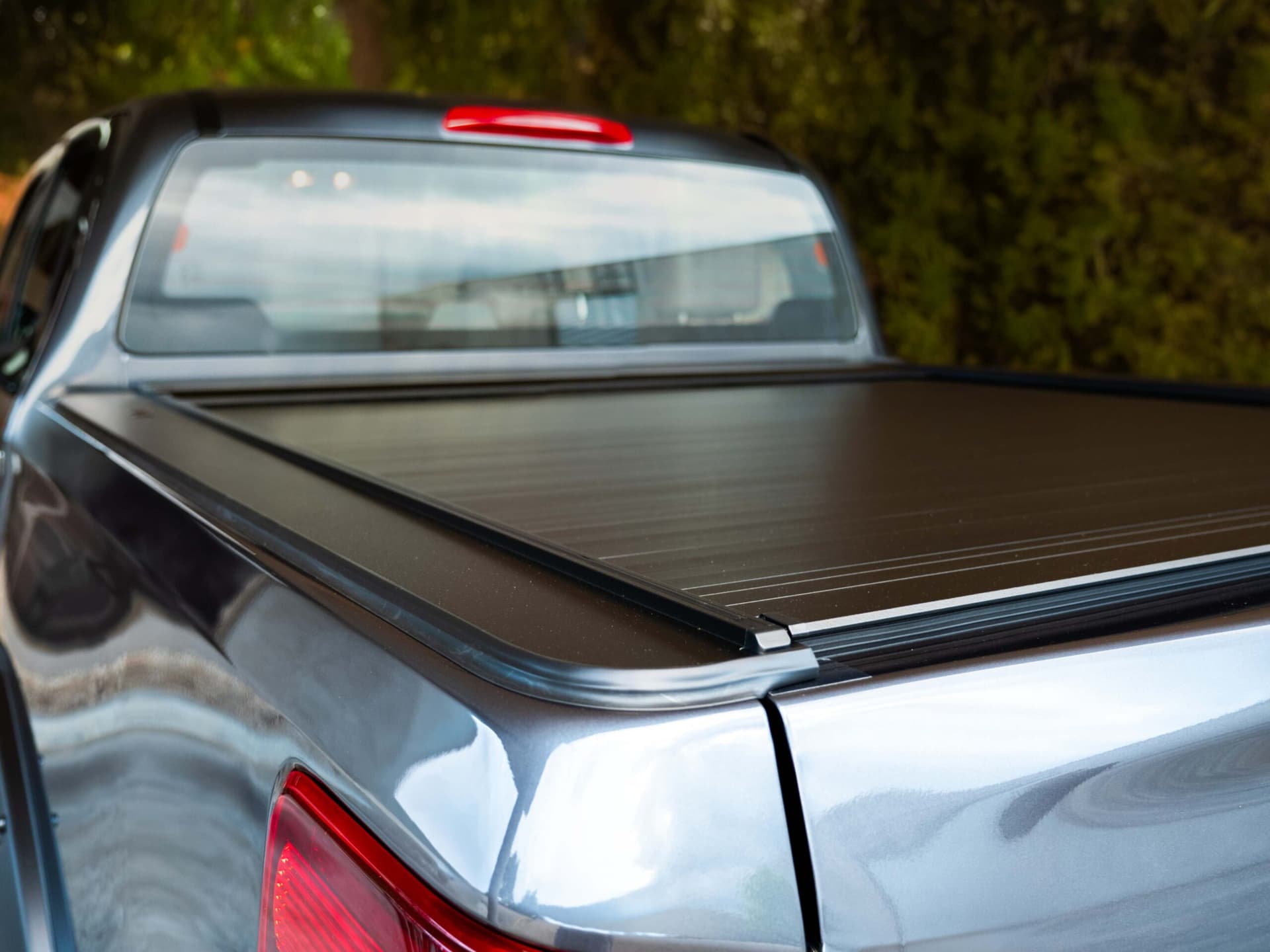 Close-up image of roller cover’s slim side rails, highlighting low-profile design and seamless tub integration on a ute.