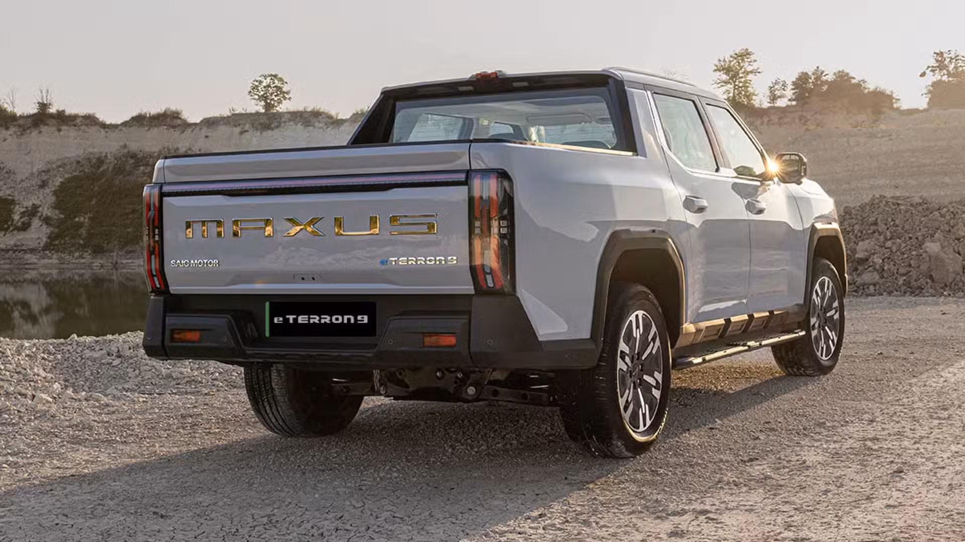 Ute Accessories: Australian-made roller covers, racks and tub gear on a dual cab ute
