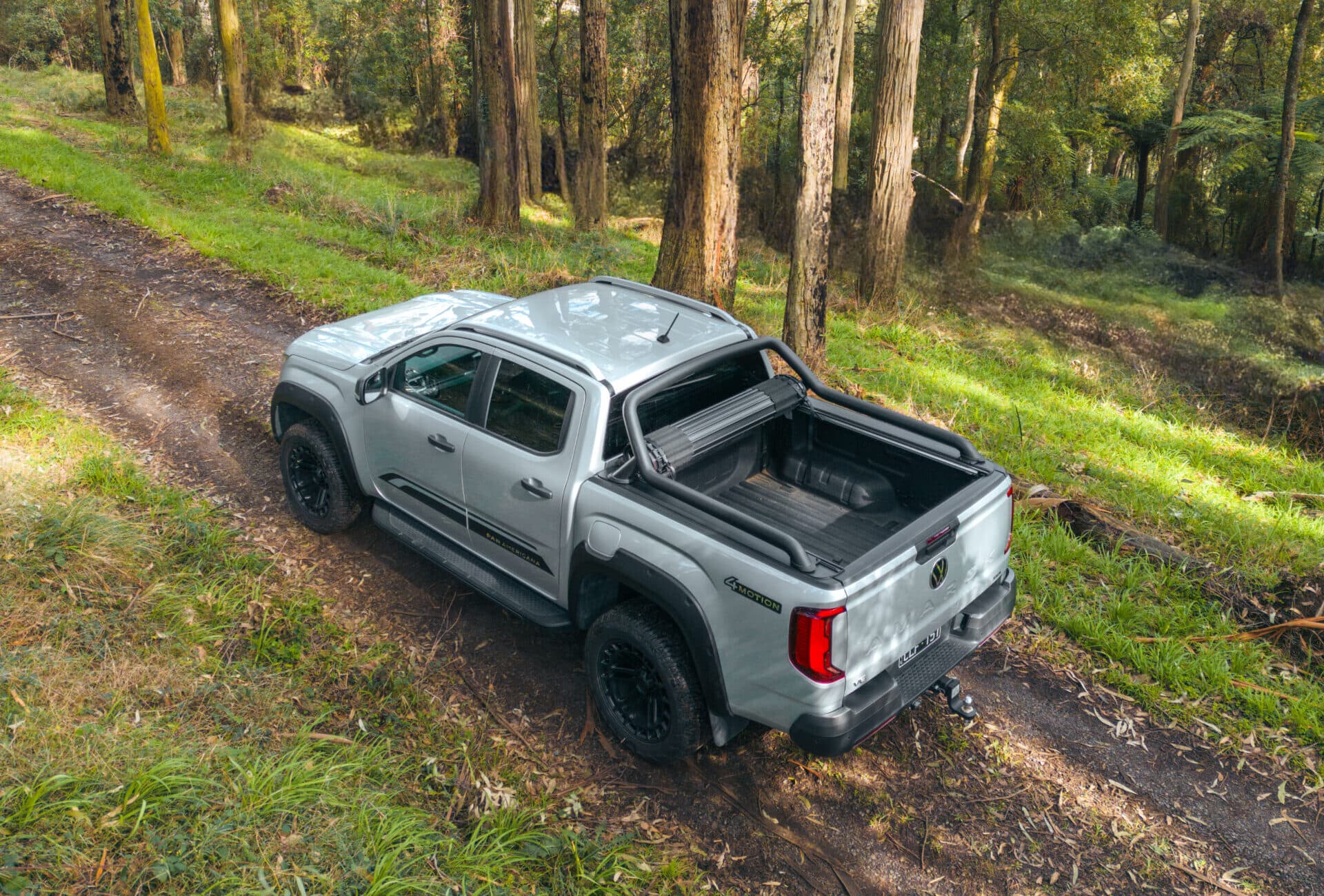 Amarok Tonneau Cover: HSP Roll Mate closed over the ute tub on a dual cab, shown from above
