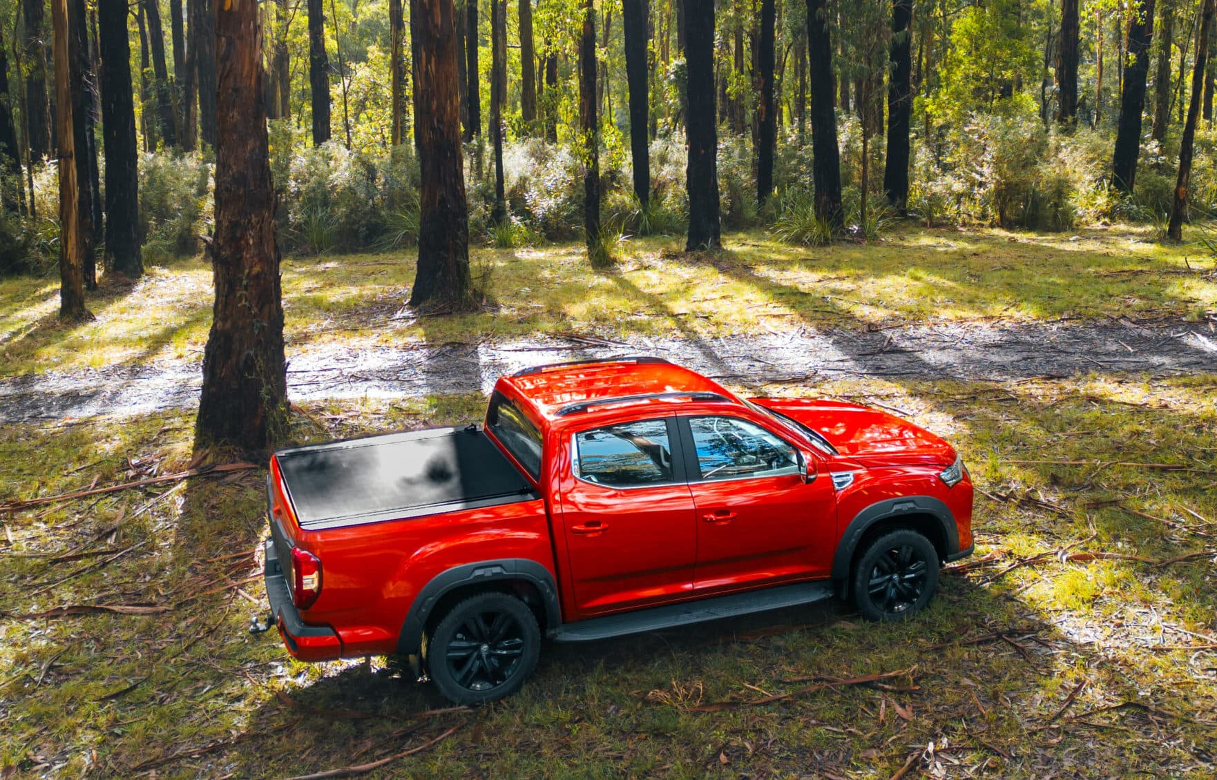 LDV T60 Tonneau Cover: HSP Roll Mate closed over the ute tub on a dual cab, shown from above
