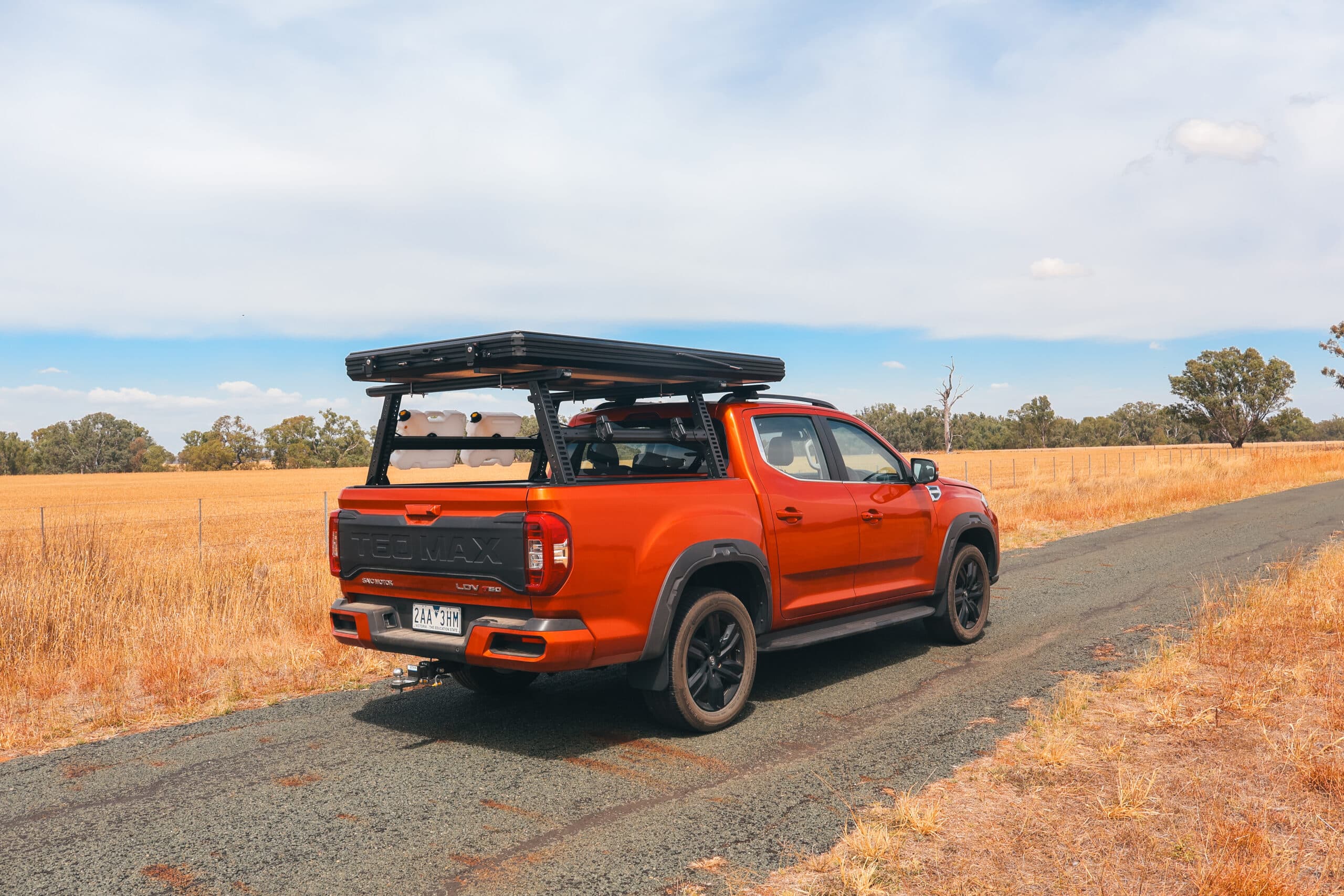 Ute Accessories: Australian-made roller covers, racks and tub gear on a dual cab ute on a LDV